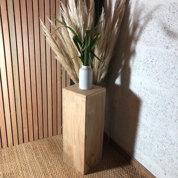 Socle en bois statue ou plante.