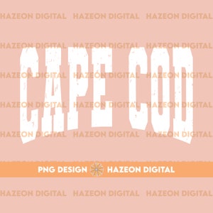 Peut inclure: Texte blanc sur fond rose qui dit "CAPE COD" avec un aspect vieilli et délabré. Le texte est en gras, sans empattement. L'image comprend également le texte "PNG DESIGN" et un petit graphique de fleur.