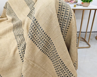 Beige handgewebte rustikale Decke aus Baumwolle | 52x62 ""Erdfarbener Sofabezug mit dunkelgrauem Streifenmuster | Strukturierte Bauernhausdekor wirft."