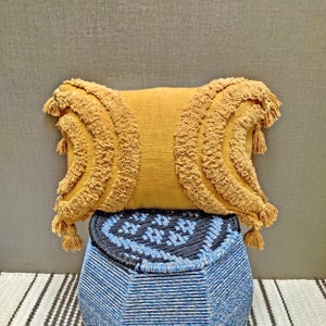 マスタードイエローのタッセルクッション：ボヘミアン刺繍コットンランバー（14x20）クッションカバー