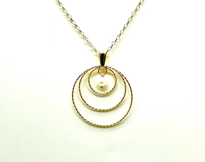 Interchangeable Gold Circle Necklace with Freshwater Pearl