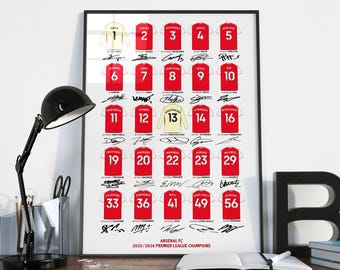 Può includere: Un poster incorniciato intitolato Arsenal FC 2025/2026 Premier League Champions, che presenta una griglia di maglie da calcio rosse e bianche numerate da 1 a 56, ognuna accompagnata dalla firma a inchiostro nero del giocatore.