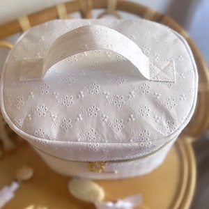 Vanity Chic en Broderie Anglaise blanche trousse toilette image 3