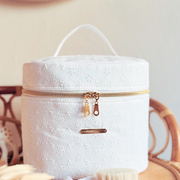 Vanity Chic en Broderie Anglaise blanche trousse toilette