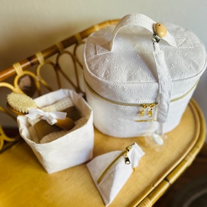 Vanity Chic en Broderie Anglaise blanche trousse toilette image 9