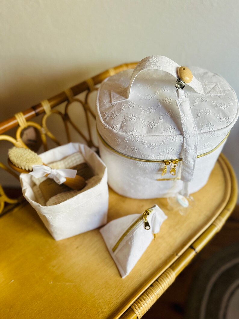 Vanity Chic en Broderie Anglaise blanche trousse toilette image 9