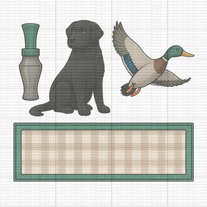 Puede incluir: Ilustración digital de un Labrador negro, un pato real volando y un reclamo de pato. También se incluye un letrero rectangular con un patrón de cuadros y un borde turquesa. La imagen tiene un tema de caza o al aire libre.