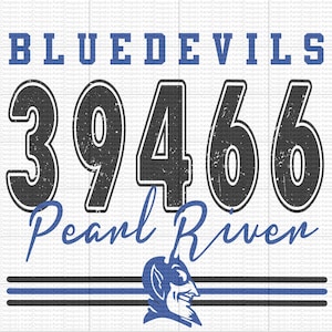 Könnte beinhalten: Grafikdesign mit dem Text "BLUEDEVILS" in blauen Blockbuchstaben über den Zahlen "39466" in schwarzer, verwitterter Schrift. Darunter steht "Pearl River" in blauer Schrift, mit einem blauen Teufel-Maskottchen.