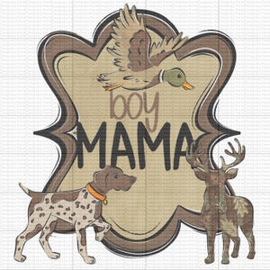 Puede incluir: Gráfico marrón y beige con las palabras "boy MAMA" en un marco decorativo. La imagen incluye un pato volando, un perro de caza y un ciervo con patrones de camuflaje.