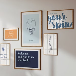 Op de afbeelding: Een verzameling van zes ingelijste prints met verschillende ontwerpen, waaronder een wervelkolom, een nek en motiverende citaten. De prints zijn in een lichtblauw, oranje en wit kleurenschema. De prints hangen aan een witte muur.