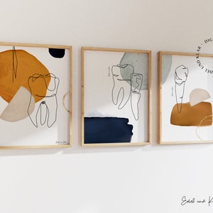 Könnte beinhalten: Drei gerahmte Drucke mit abstrakten Formen und Strichzeichnungen von Zähnen. Die Drucke sind im minimalistischen Stil gehalten mit gedeckten Farben wie Beige, Braun, Blau und Grün. Der Text "Edel und Klar" ist am unteren Rand des Bildes sichtbar.