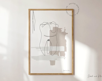 Op de afbeelding: Een zwart-witte lijntekening van een tand op een witte achtergrond met abstracte beige en grijze penseelstreken. De tekst "Edel und Klar" staat onderaan de afbeelding.