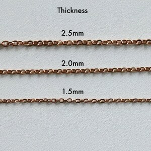 May include: Three close-up images of rose gold chains with different thicknesses: 2.5mm, 2.0mm, and 1.5mm. The chains are laid out horizontally on a white surface.
