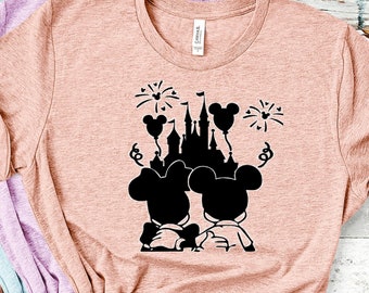 Mickey &minnie viendo la camisa de fuegos artificiales, fuegos artificiales de Disney, castillo de Cenicienta, camisa a juego de Disney, camisa de viaje de Disney, Disney 2021