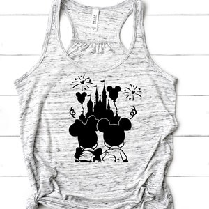 Topolino e Minnie che guardano fuochi d&#39;artificio Flowy o Racerback Adult or Youth Tank Top, Disney Castle Fireworks, Disney Trip, Disney 2021, Mickey