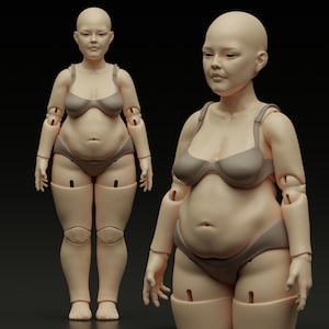Puede incluir: Dos muñecas articuladas de rótula con tonos de piel claros, representadas en posición de pie. Cada muñeca presenta una cabeza calva, una expresión facial neutra y viste un sujetador beige sencillo y una braga beige a juego.