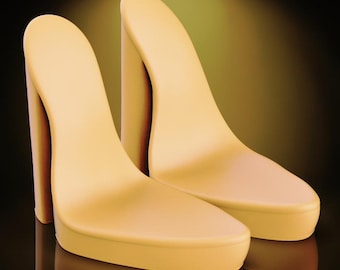 Puede incluir: Un par de zapatos de tacón alto de color beige claro. Los zapatos tienen una suela de plataforma y un tacón grueso y rectangular. El fondo es un degradado de marrón oscuro a amarillo claro.