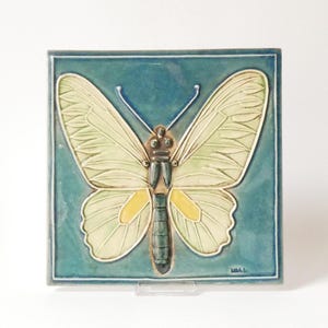 Placa de pared con forma de mariposa de Lisa Larson Gustavsberg, Suecia, cerámica de mediados de siglo mcm