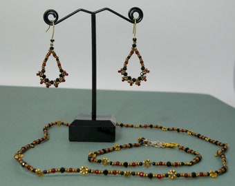 Schmuckset mit goldenen Blümchen