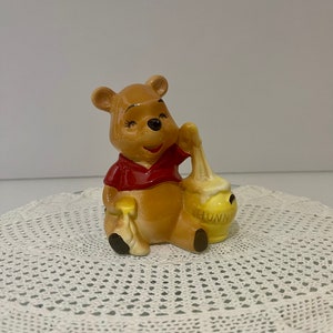 Figura vintage de Winnie the Pooh, oso Pooh con tarro de miel