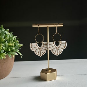 Gesprenkelte Weiß und Gold Fancy Fan Clay Ohrringe