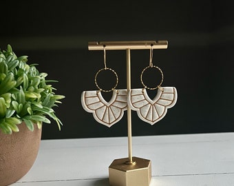 Pendientes de arcilla con diseño de abanico de fantasía en blanco moteado y dorado