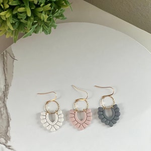 Orecchini Bubble V Clay (grigio, rosa o bianco maculato)