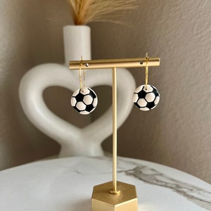 Kleine Ohrhänger aus weißen Fußball-Sandpapier