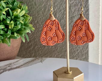 Pendientes de arcilla con forma de calabaza y flores