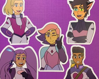 Pode incluir: Cinco adesivos de personagens de desenhos animados coloridos que representam personagens femininas e masculinas com diferentes penteados e roupas. Os personagens usam roupas rosa, roxa, azul e branca. Os adesivos estão em um fundo roxo.
