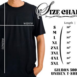 以下が含まれることがあります： サイズチャート付きの黒いGildan 5000ユニセックスTシャツ。Sから5XLまでのサイズの測定値が示されており、長さは71cmから89cm、幅は46cmから81cmです。Tシャツは人が着ています。