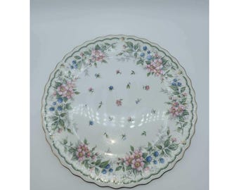 Plato llano Andrea by Sadek con diseño floral y frutos rojos, borde dorado, fabricado en Japón, 26,7 cm (10,5 pulgadas).