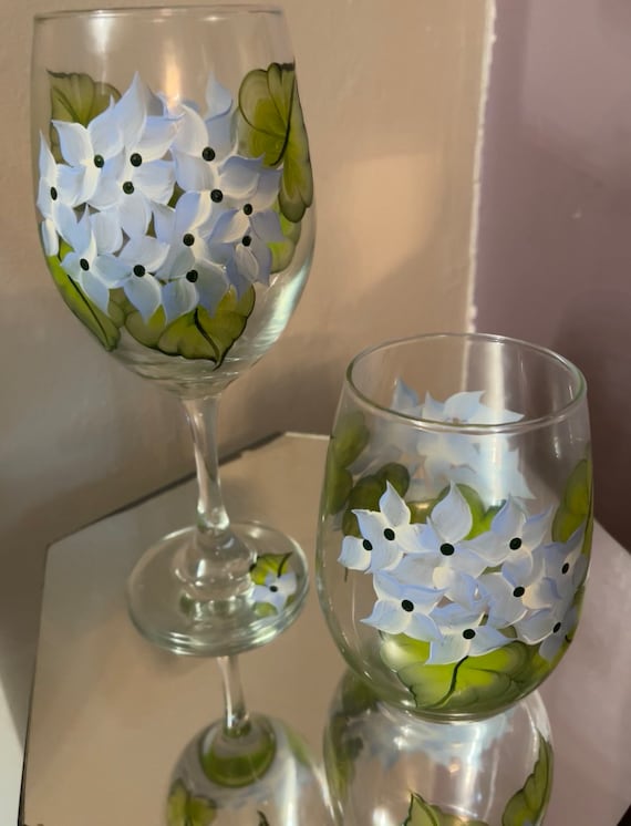 20 Oz. Wine Glass With Blue Hydrangea Design - Etsy Canada