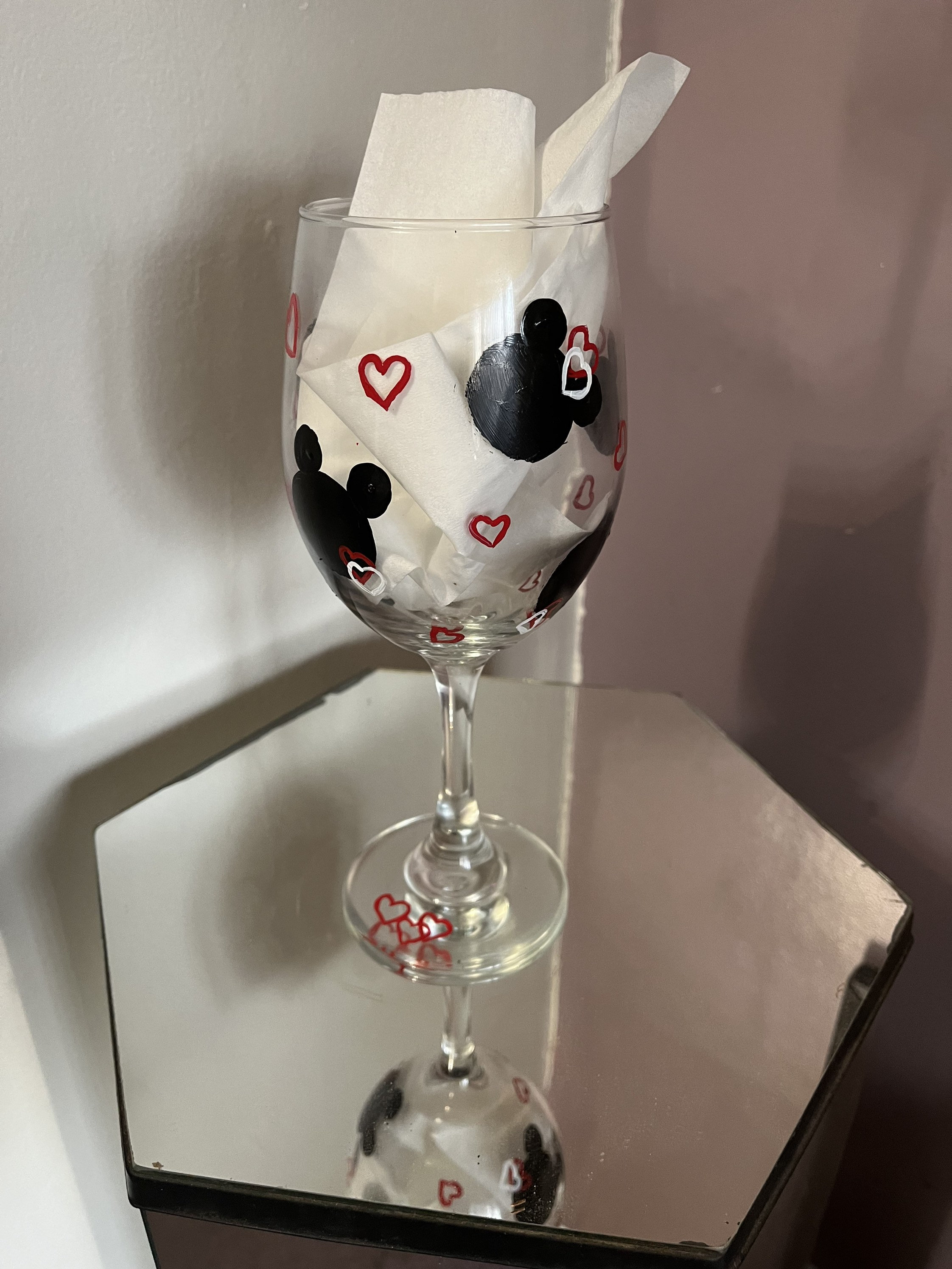 20 Oz. Mickey Mouse Wine Glass with Red and White Hearts