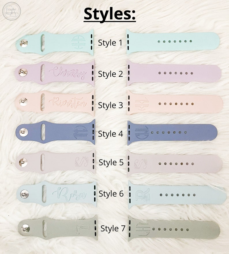 Pu&ograve; includere: Collezione di sette cinturini per orologi in silicone in vari colori pastello, tra cui verde menta, lavanda e azzurro. Ogni cinturino presenta un design unico, alcuni con iniziali o nomi. La parola "Styles:" &egrave; in alto.
