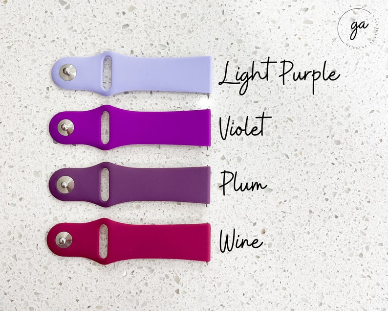 Pu&ograve; includere: Quattro cinturini colorati per orologi in tonalit&agrave; viola e rosa sono esposti su uno sfondo bianco maculato. I colori sono viola chiaro, viola, prugna e vino. Il testo sull'immagine indica i nomi dei colori.