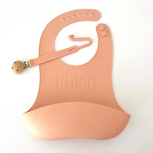 Personalized Engraved Bib & Pacifier Clip, Easy Clean Bib, Silicone Feeding Bib, Custom Baby Shower Gift, Adjustable Bib with Food Catcher