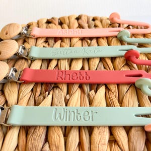 Personalized Silicone Pacifier Clip | Custom Name Paci Holder | Baby Gift | Name Binky Clips bild 8
