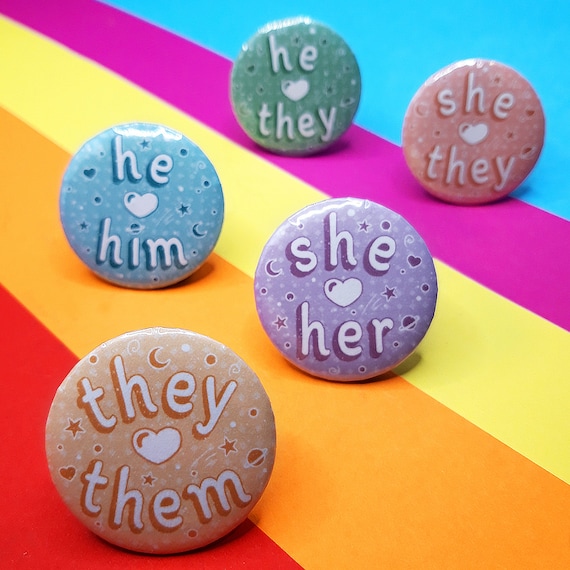 They/Them ∘ She/Her ∘ He/Him ∘ She/They ∘ He/They ∘ LGBTQIA+ Pronomen Buttons / Anstecker
