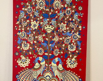 Puede incluir: Impresión en lienzo rojo vibrante que presenta un árbol estilizado con intrincados diseños florales y de aves. Dos pavos reales están en la base del árbol. La obra de arte utiliza una paleta de azul, amarillo y marrón sobre el fondo rojo, creando una pieza decorativa.