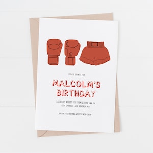Puede incluir: Una tarjeta de invitación blanca con guantes de boxeo rojos y pantalones cortos de boxeo rojos. El texto de la tarjeta dice "Por favor, únase a nosotros para el cumpleaños de Malcolm. Sábado, 6 de agosto de 12:00 PM a 5:00 PM. 1234 Sprinkle Lane, Beverly, MA. Por favor, confirme su asistencia a Mike al (0230) 456-7858."