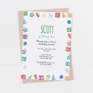 Pode incluir: Um convite de aniversário branco com uma borda colorida de blocos de construção, cupcakes, balões e chapéus de festa. O texto diz "SCOTT está fazendo um ano! Junte-se a nós para uma festa de aniversário! Sábado, 21 de dezembro 1:00 pm Scott's House 1234 Sprinkle Lane Sioux Falls, SD Por favor, confirme sua presença com Sam no (123) 456-7890"