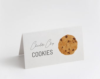 Może przedstawiać: Biała karta z tekstem "Chocolate Chip COOKIES" i akwarelową ilustracją ciasteczka z kawałkami czekolady.