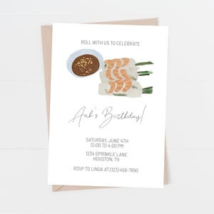 Puede incluir: Una tarjeta de invitación blanca con una ilustración dibujada a mano de rollitos de primavera vietnamitas y salsa para mojar. El texto dice "Roll with us to celebrate Ank's Birthday!" Sábado, 4 de junio, de 12:00 a 16:00, 1234 Sprinkle Lane, Houston, TX. RSVP a Linda al (123) 456-7890.