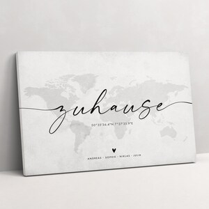 Leinwand Weltkarte "Zuhause" mit Koordinaten und Namen - Poster Weltkarte in beige, Koordinaten Bild, Willkommensschild, Koordinatenposter