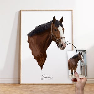 Könnte beinhalten: Ein gerahmter Kunstdruck mit einer detaillierten Illustration eines braunen Pferdes mit weißer Blesse und schwarzer Mähne. Das Pferd trägt einen Lederhalfter. Ein kleineres Foto des Pferdes wird vor dem Druck gehalten. Der Name "Donner" steht darunter.