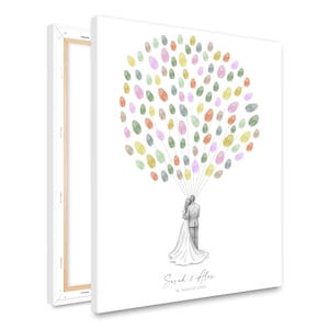 Könnte beinhalten: Weißer Leinwanddruck mit einem Paar, das sich unter einem farbenfrohen Fingerabdruckbaum-Design umarmt. Die Blätter des Baumes bestehen aus verschiedenen Pastellfarben. Die Namen "Sarah & Alex" und das Datum "18. August 2023" sind darunter geschrieben.