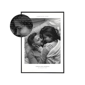 Könnte beinhalten: Ein Schwarzweißfoto eines Paares, das sich im Bett umarmt. Das Foto ist auf weißem Hintergrund mit schwarzem Text gedruckt, der "A Moment Like This - Hei Print" und "Sarah und Andreas 28. August 2020" lautet.