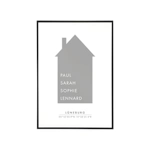 Può includere: Una silhouette di casa grigia con i nomi Paul, Sarah, Sophie e Lennard stampati sotto. Il testo Lüneburg e le coordinate 53°12'35.9"N 10°22'21.5"E sono stampati sotto i nomi.