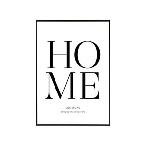 Può includere: Stampa tipografica in bianco e nero con la parola "HOME" in grandi lettere e il testo "Lüneburg 53°12'35.9"N 10°22'21.5"E" in lettere più piccole sotto.